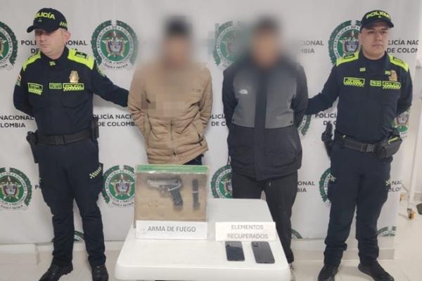 Dos funcionarios policiales con dos capturados, recuperaci&oacute;n de equipos m&oacute;viles e incautaci&oacute;n de un arma de fuego