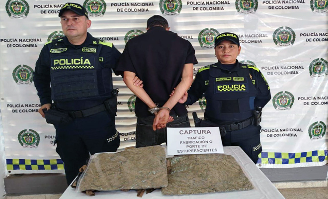 Dos Policías con un Capturado por Estupefacientes