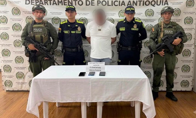 Capturado alias 'Carlos Way' es custodiado por cuatro funcionarios de Policía.