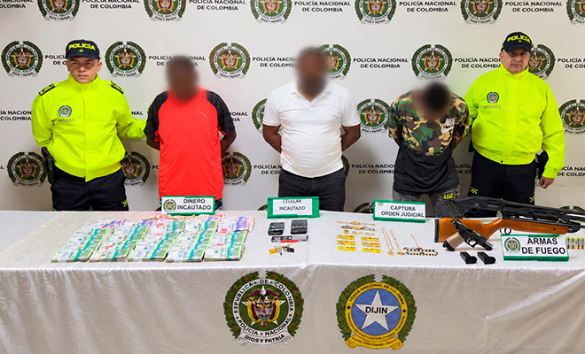 Alias 'Capi' y otros presuntos integrantes del Clan del Golfo, capturados durante el operativo, son custodiados por la Policía Nacional.