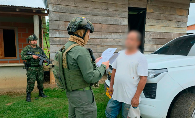 Un funcionario de Policía notifica la orden de captura a alias 'EL Paisa' presunto dinamizador del Clan del Golfo