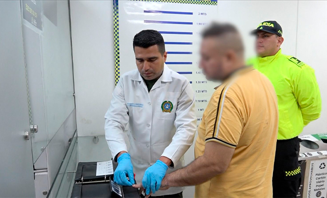 Funcionario de criminalística realiza reseña dactiloscópica a alias "Rolex"