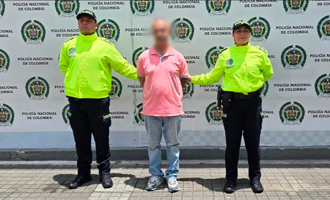 El capturado conocido como 'JuanCa', es custodiado por la Polic&iacute;a Nacional.