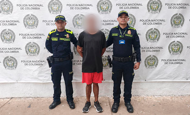 Alias "León" es expuesto como capturado en el backing y custodiado por dos policías