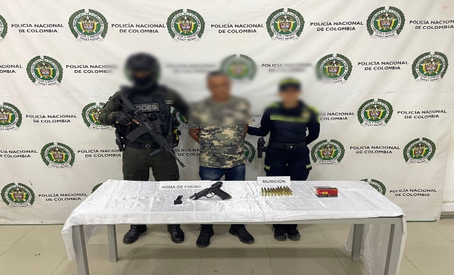 dos uniformados con una personas capturad por el delito de fabricación, tráfico, porte o tenencia de armas de fuego, accesorios, partes o municiones