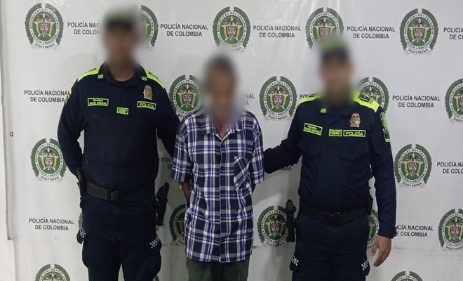 Policías y una persona capturada