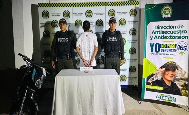 La Policía Nacional, a través del GAULA, capturó por orden judicial a alias “Búcaro” en Barrancabermeja, señalado por el delito de extorsión. El capturado estaría vinculado a la exigencia de pagos ilegales a comerciantes, afectando las finanzas de esta estructura criminal.