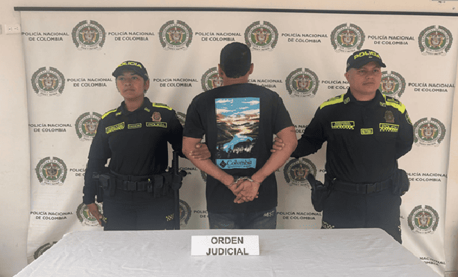 Dos policías con un capturado por estupefacientes