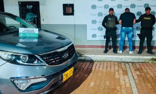 dos uniformados, una persona capturada con dos uniformados y una camioneta recuperada 