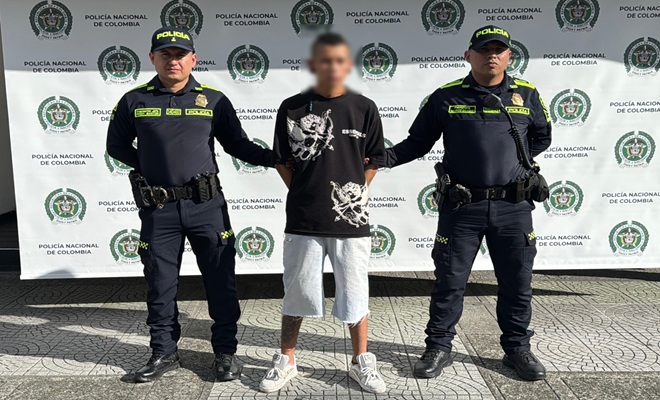 dos policías y un capturado 