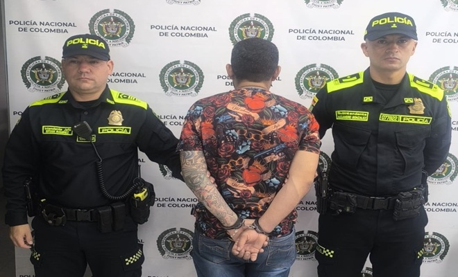 dos policías y un capturado 
