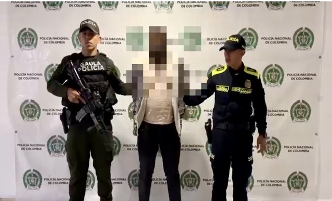 un polic&iacute;a a la derecha, un capturado en la mitad y, un policia a la izquierda