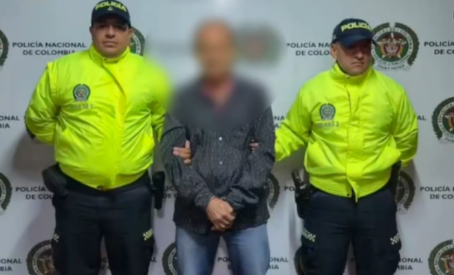 Dos polic&iacute;as con un capturado 