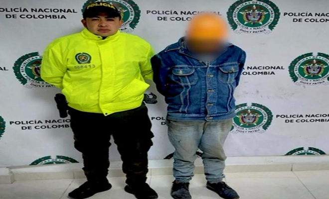 un policía en la parte izquierda y un capturado en la parte derecha 