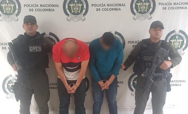 Dos policías y dos capturados 