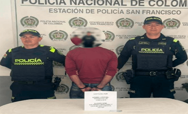 Una persona capturada por dos policías