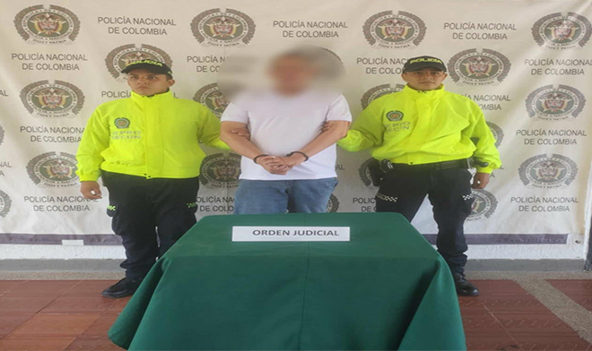 Una persona capturada por dos policías.