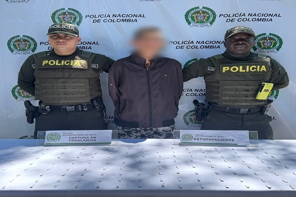 Dos Policía con un hombre capturado por el delito de estupefacientes