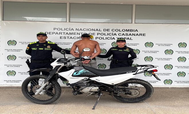 02 policias en medio una persona capturada por delito de hurto 01 moto recuperada xtz Yamaha de color blanco 