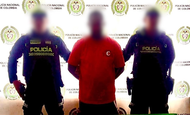 Polic&iacute;as y una persona capturada