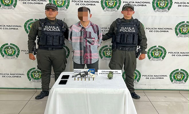 Una persona de sexo masculino capturada por el delito de fabricación, tráfico y porte de armas, municiones de uso restringido y privativo de las fuerzas armadas o explosivos, acompañado de dos uniformados de la Policía Nacional brindando seguridad. 