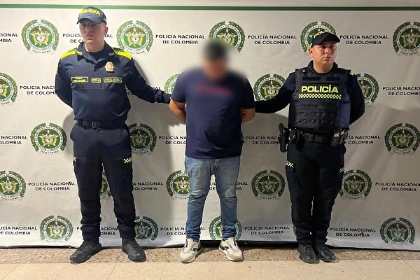 Dos Policías y un hombre capturado mediante orden judicial por receptación