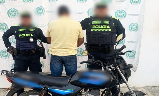 Dos Policías, un ciudadano capturado y una motocicleta incautada 
