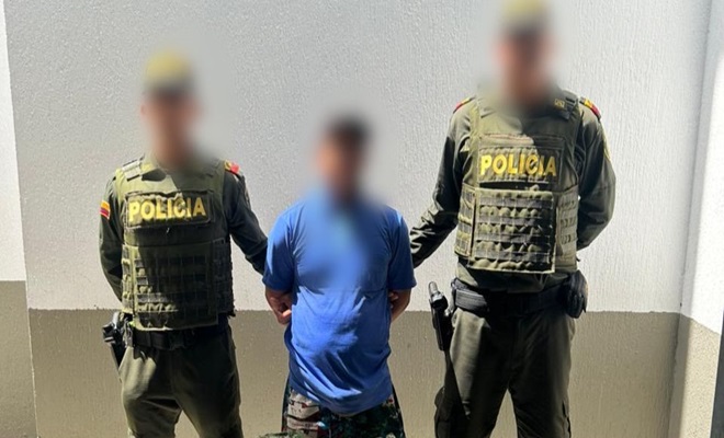 Dos policías y una persona capturada