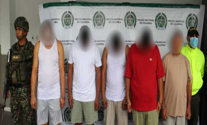 Cinco capturados sujetados por uniformados de la seccional de investigación criminal de la Policía Nacional  y ejercito nacional.