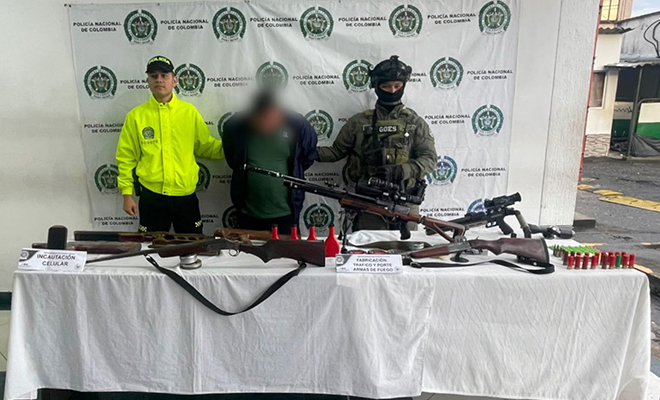 Capturado y elementos incautados en el backing, custodiado por dos policías