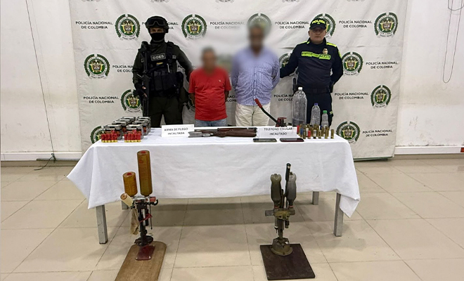 Dos capturados de la banda Los Náuticos y elementos incautados, custodiados por la Policía
