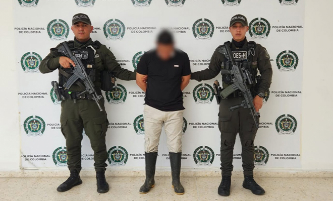 Capturado en el backing custodiado por dos policías