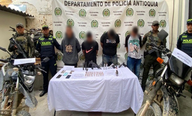 Polic&iacute;as custodian a cuatro capturados y material de guerra incautado