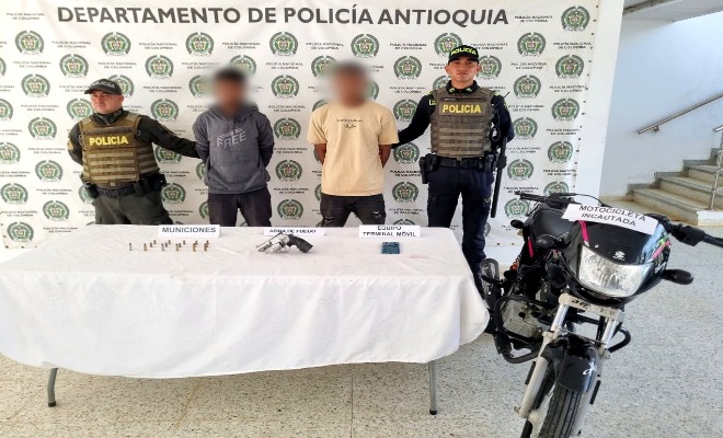 Polic&iacute;as capturan a dos presuntos delincuentes