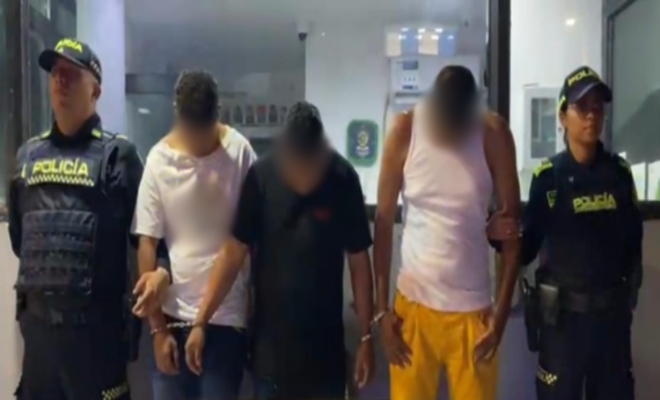 Dos policías, tres capturados frente a un caí 