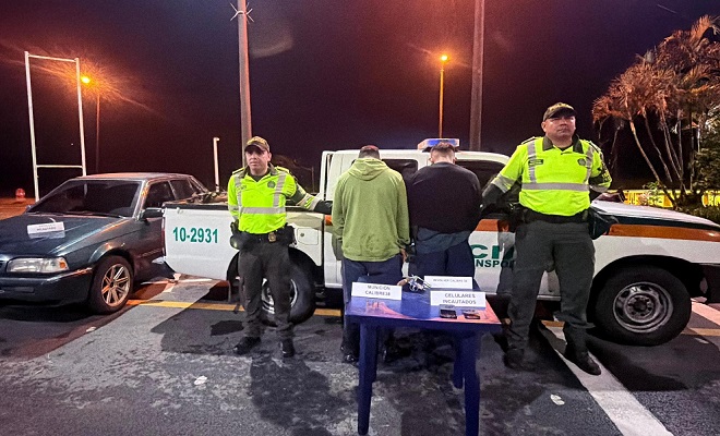 Dos policías con  dos personas Capturadas