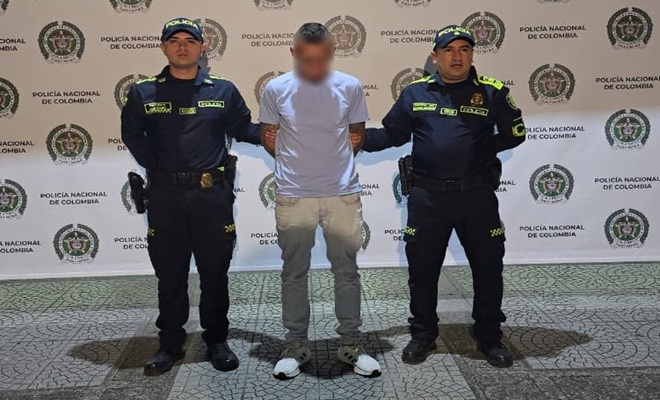 dos policías, un capturado 