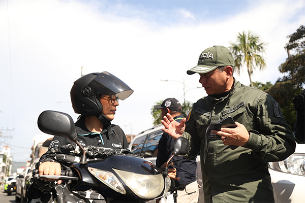 Director Policía Nacional con la comunidad de Cartago