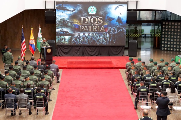 Ceremonia patio central Dirección General, entrega radios 
