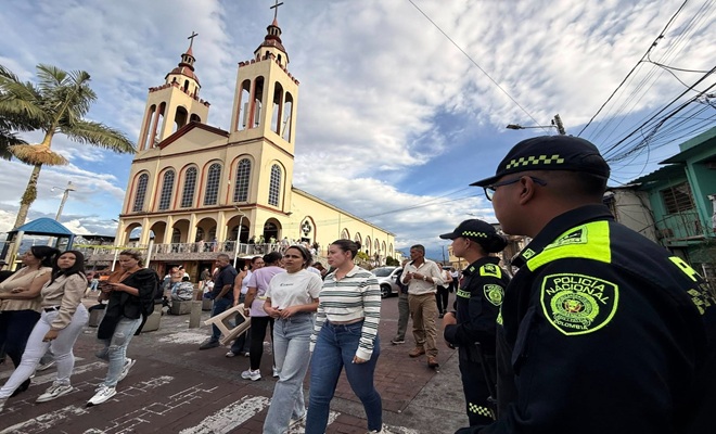 policía en las afueras de una iglesia 