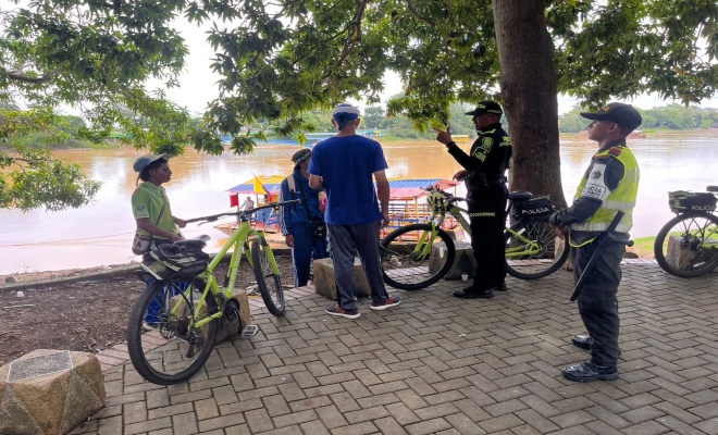 Dos policías entregando recomendaciones de seguridad
