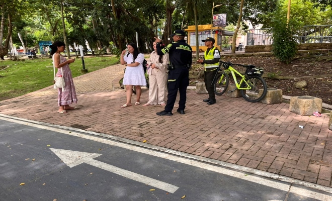 Dos uniformado pasando revista en una ciclovía