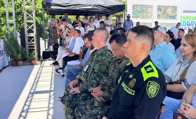 Policía, fuerzas militares y comunidad sentado en un evento público