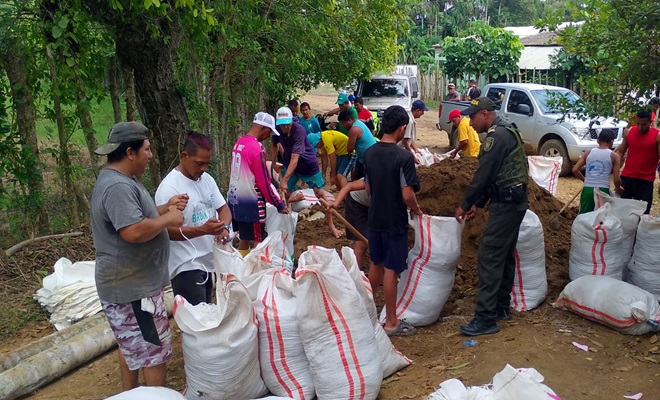 Polic&iacute;a Llenando sacos con arena para hacer barricadas