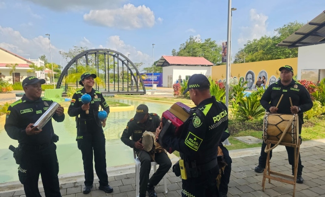 Cinco policías tocando pitos y tambores 