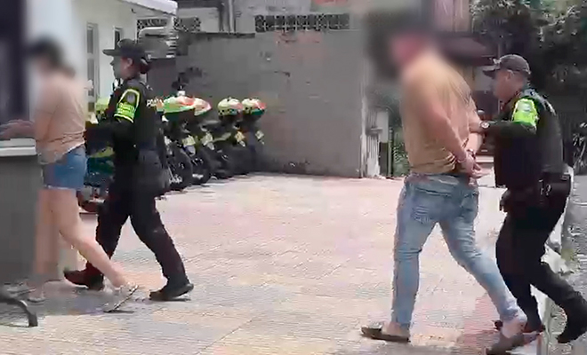 Funcionario de la Policía de Tránsito y transporte realiza inspección del vehículo hallando estupefaciente oculto.