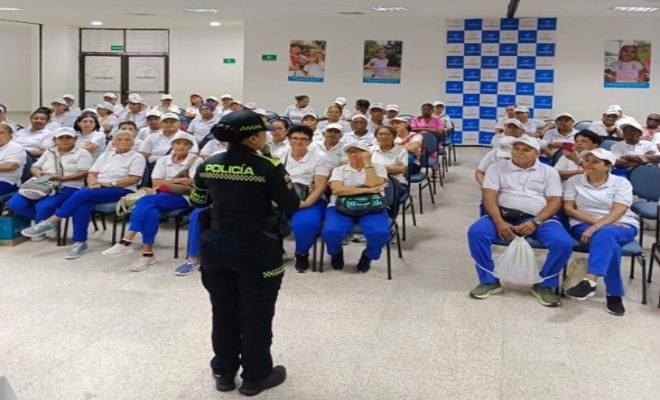 Policia comunitaria realizando campañas preventivas contra la violencia