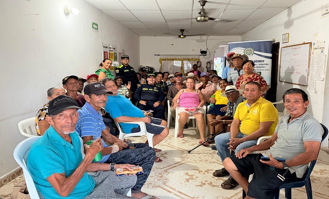 Grupo de personas beneficiarias del Centro Vida del adulto mayor de Barrancabermeja en compañía de dos funcionarios de la Policía Nacional