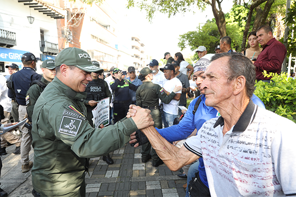 Director Policía Nacional con la comunidad de Cartago