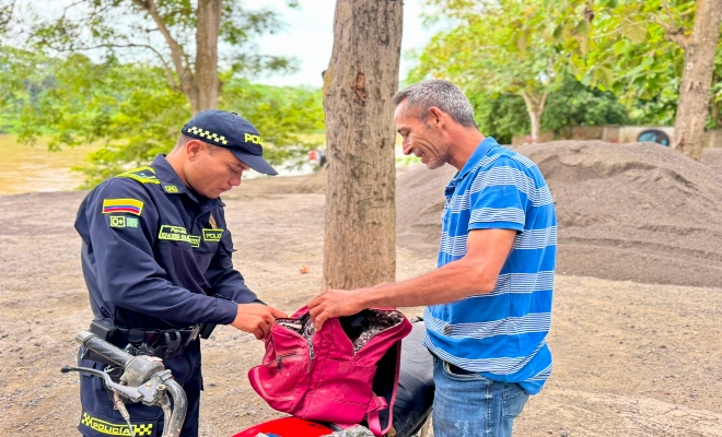 un uniformado  de la Policía nacional  realiza registro a un ciudadano 